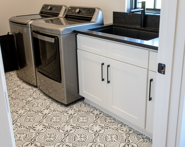 https://brokeringsolutions.com/wp-content/uploads/photo-gallery/shaker_white/webgallery_shaker_white_laundry_room-018d.jpg